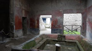 洗濯用の大きな水槽が残る