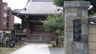 喧騒を忘れさせてくれる静かな普通のお寺です。