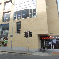 同じブロックのちょうど反対側？のスーパーです。近いです。