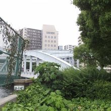 「しはわうせ」 の親柱  (後方が昭和橋)