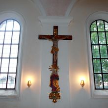 ドイツバイエルン州の村?。聖ゲオルグ礼拝堂の十字架と窓。