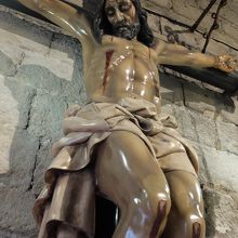 サンフェリ教会内のキリスト磔刑像は迫力あり。