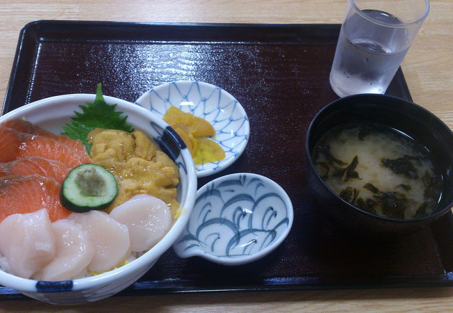 ホタテ、サーモン、ウニ丼。