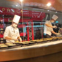 ガラス張りの厨房