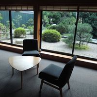 お庭の見えるフロント。ウェルカムドリンクあり。