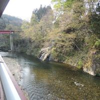 旅館部。部屋からの景色。滝が見えました。