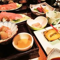 豪華なお食事。事前にお肉はすき焼きかしゃぶしゃぶか選択。