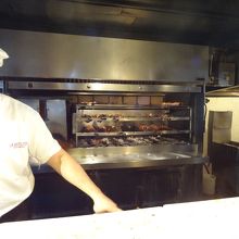 お店の人にお肉を注文