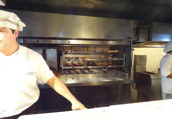 運河沿いに佇むレストラン