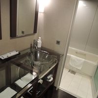 壁のようなスライドの戸を開けるとバスルーム