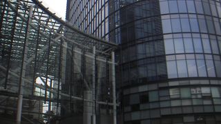 ソラシティの横にある新しいツインビル