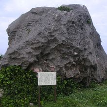 マムヤの墓(裏側)