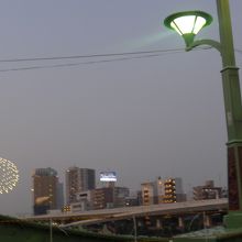 厩橋から見た第一会場の花火と東京スカイツリー