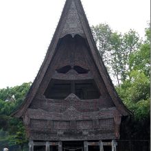 インドネシア　トバ・バタックの家?。正面全景。