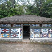 壁画が見事なリトルワールド内にある南アフリカの建築物 By H1623m 南アフリカ ンデベレの家のクチコミ フォートラベル 壁画が見事なリトルワールド内にある南アフリカの建築物 By H1623m 南アフリカ ンデベレの家のクチコミ フォートラベル