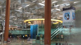 綺麗で便利な空港です