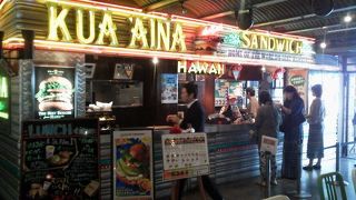 ﾊﾜｲと横浜の風でも「クアアイナ 横浜赤レンガ店 （KUA 'AINA）」