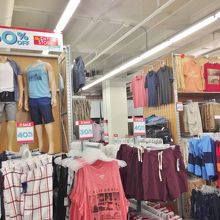 とてもカラフルな店内、セールの文字が魅力的。