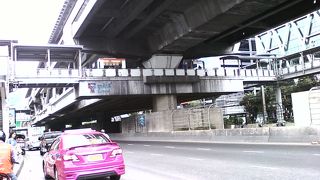 サトーン通りとすらサック通りの交わる所にある駅