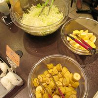 サラダとフルーツ。オレンジだけキレイに無くなってる図(^^;