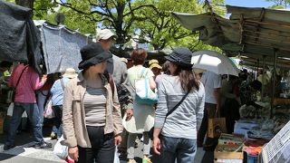 朝だけでなく夕方まで開いている日曜市