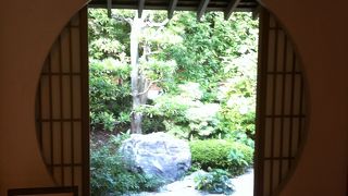 枯山水の庭を眺めながらお抹茶を！