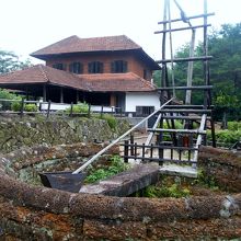 インド　ケララ州の村の地主の家と井戸。