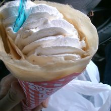 カスタードクレープをテイクアウトしました