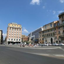 バルベリーニ広場全景。