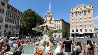 トリトーネの噴水がある広場