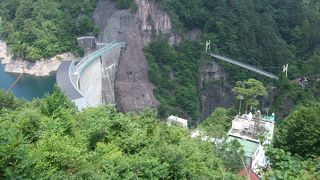 無料駐車場から往復1時間の遊歩道もあります