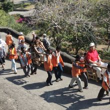 一人を4人で担いでいきます
