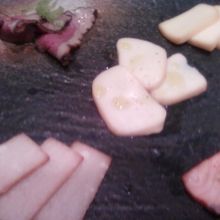 チーズ、サーモン、鴨などの盛り合わせです。