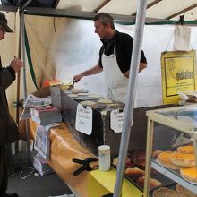 鉄板で焼く、お好み焼きのようなもの。オニイサンがすてき。