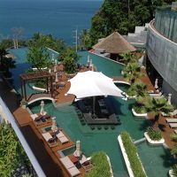 バーもあるおしゃれで見晴らしの良いプール！