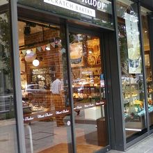 平日朝は７時３０からあいています。