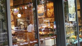 ここで焼きたてパンが買えるのはとってもうれしい！