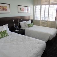 広くはないが、シンプルで清潔感、開放感のある室内