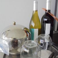 ワインやコーヒー、ミネラルウォーターも常備されている