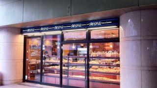 駅の改札の横です