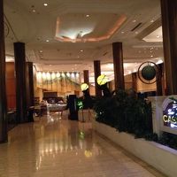 フロントからカジノへの通路