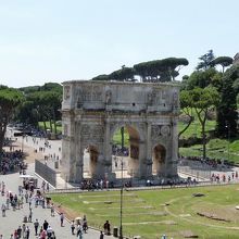 コロッセオの2階から見た凱旋門。