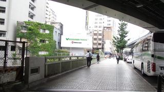 長くはないが幅広い桁橋です