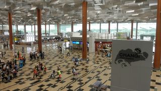 綺麗でプールもある空港