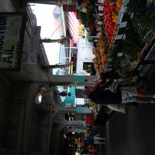 広い敷地内にマルシェのように店舗が並びます