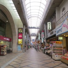 ショッピングアーケード。雨でも大丈夫。