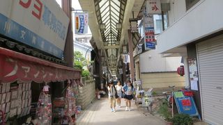 歴史を感じる商店街。