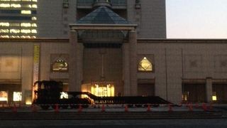 吹き抜けのグランドギャラリーが特徴のアートの殿堂です。