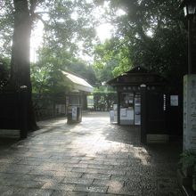 開園直前、「水前寺成趣園」入口に到着しました