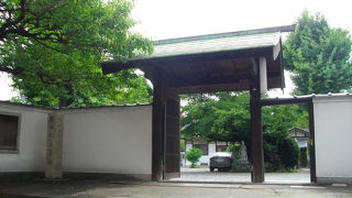 有名な方のお墓が少しあるようです